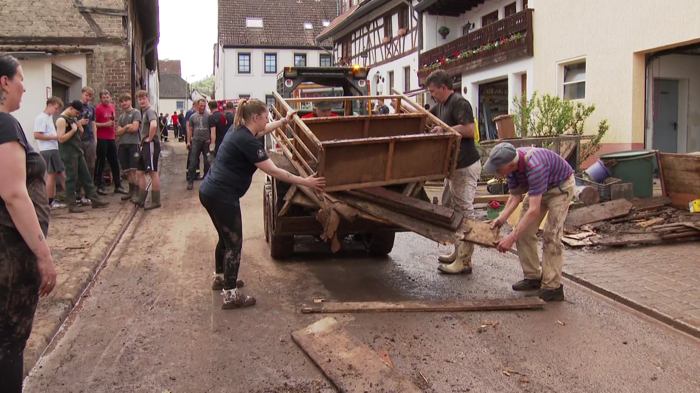 Am Tag nach den Überschwemmungen in Kirn-Sulzbach packen viele freiwillige Helferinnen und Helfer beim Aufräumen mit an. (Foto: SWR)