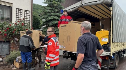 Mitarbeiter des Deutschen Roten Kreuzes verteilen 110 Bautrockner an die Menschen in Kirn-Sulzbach.(DRK)
