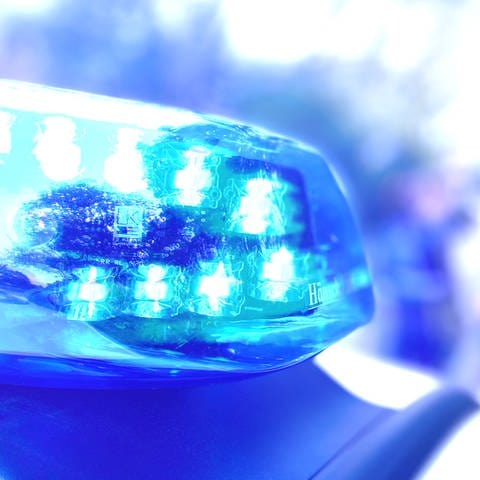 Ein Polizeiwagen mit Blaulicht 