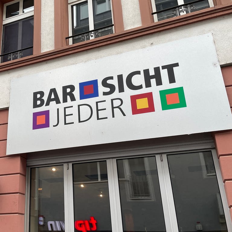 Das queere Zentrum "Bar jeder Sicht" in Mainz von außen: Ein Safe Space für Menschen aus der queeren Community, Bar und Beratungsstelle in einem.