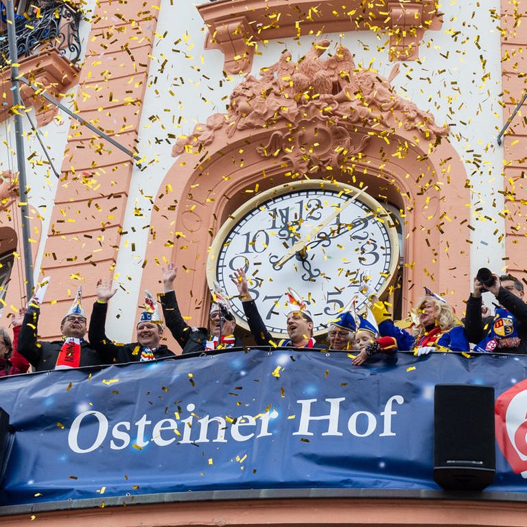 Der Balkon am Schillerplatz in Mainz am 11.11. Hier wird an Fastnacht das närrische Grundgesetz verkündet
