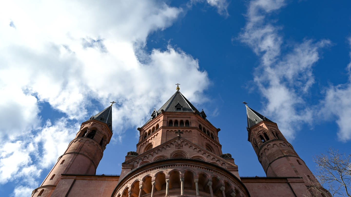 Der Dom zu Mainz: Bistum Mainz will trotz Haushaltsplus weiter Millionen sparen (Foto: dpa Bildfunk, Arne Dedert)