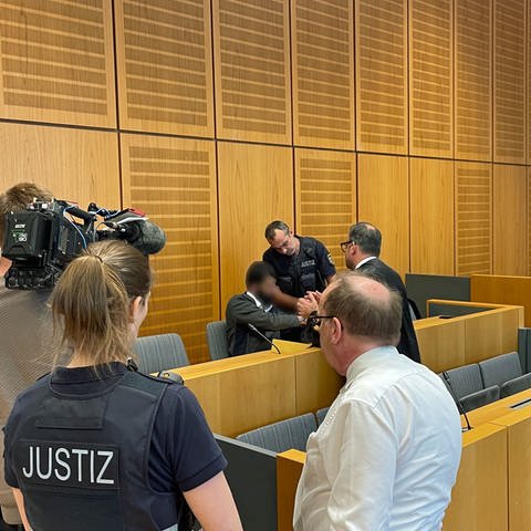 Der 32-Jährige soll in Bingen einen Mann erstochen und zwei weitere verletzt haben. Jetzt muss er sich vor dem Mainzer Landgericht verantworten. 