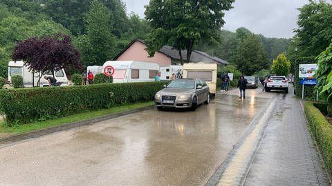 Die Hochwasser-Lage in der Eifel spitzt sich zu - wie hier am Campingplatz in Oberweis im Eifelkreis Bitburg-Prüm. (Foto: SWR)