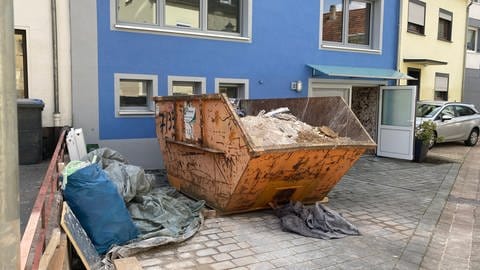 In Kordel stehen vier Wochen nach dem Hochwasser Mitte Juli immer noch Container mit Bauschutt in den Straßen (Foto: SWR, Eva Lamby-Schmitt)