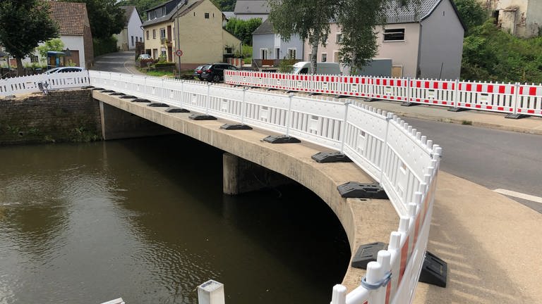 Die Geländer der Brücke in Wißmannsdorf wurden nach der Überflutung provisorisch gesichert (Foto: SWR, Lara Bousch)