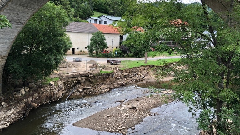 Auch die Nims hatte Hochwasser und hat bei Irrel einige Hänge weggespült (Foto: SWR, Lara Bousch)