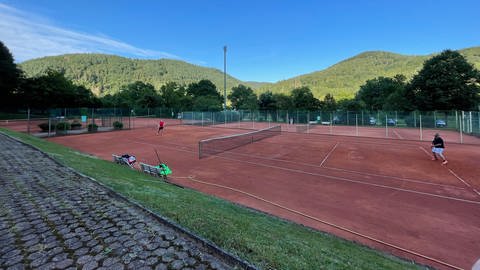 Auf dem Tennisplatz in Kordel kann nach den Aufräumarbeiten wieder Tennis gespielt werden. (Foto: SWR)