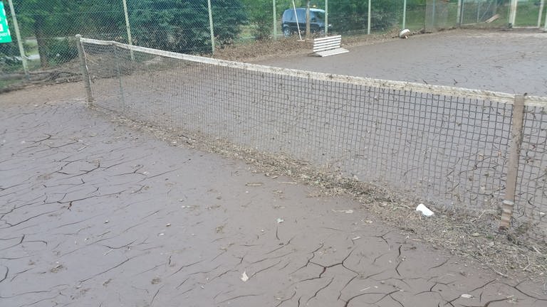 Von Schlamm bedeckt waren die Plätze auf dem Tennisplatz in Kordel nach dem Hochwasser nicht mehr bespielbar (Foto: Tennisclub Kordel)