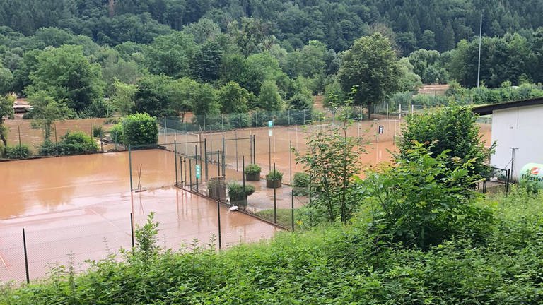Auf dem Tennisplatz in Kordel stand Mitte Juli das Wasser 1,30 Meter hoch (Foto: Tennisclub Kordel)