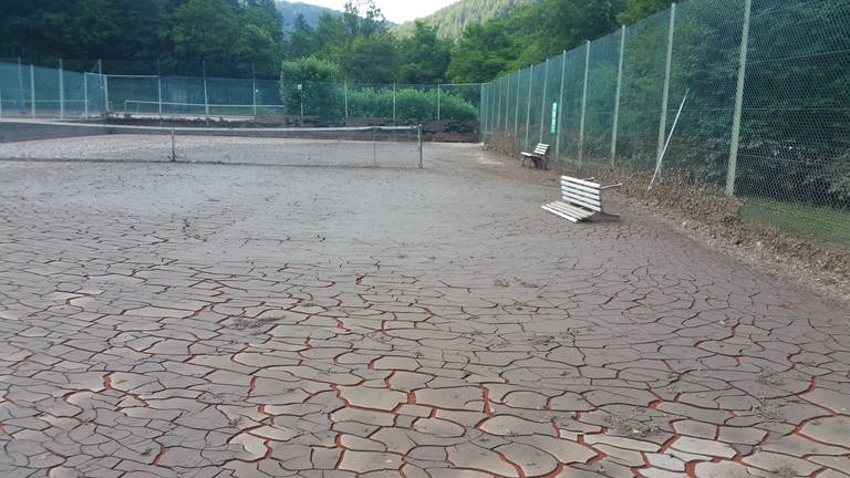 Der Tennisplatz in Kordel war komplett vom Schlamm bedeckt (Foto: SWR, Tennisclub Kordel)