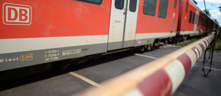 Ein Interregio-Zug: Der Zweckverband Schienenpersonen-Nahverkehr Nord (SPNV) fordert einen besseren Aufbau der Eifelstrecke (Foto: picture-alliance / Reportdienste, dpa Bildfunk, Patrick Pleul)
