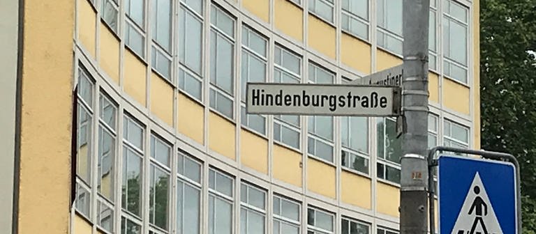 Ein Straßenschild mit der Aufschrift "Hindenburgstraße" in Trier. Sie soll in Gerty-Spies-Straße umbenannt werden.  (Foto: SWR, Nicole Mertes)