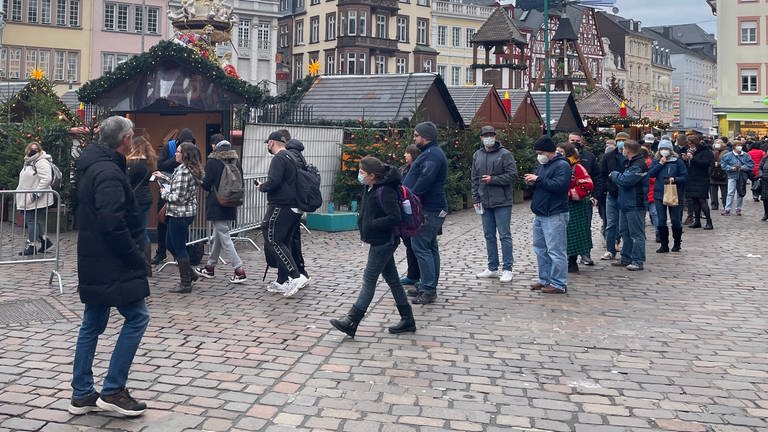 Weihnachtsmarkt in Trier: Schlange stehen vor dem Eingang (Foto: SWR, Andreas Adam)