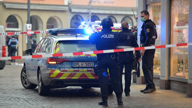 Polizisten nach der Amokfahrt in Trier am 1.Dezember 2020.  (Foto: picture-alliance / Reportdienste, Picture Alliance)