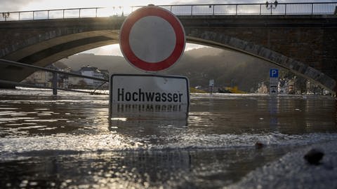 Das Moselufer in Cochem ist vom Hochwasser überflutet. 05.01.2022 (Foto: picture-alliance / Reportdienste, picture alliance/dpa | Thomas Frey)