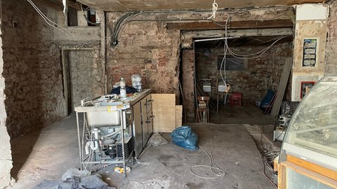 In der Pizzeria Aroma gibt es noch viel zu tun. Auch sechs Monate nach der Flut gleicht das Innere des Restaurants einer Ruine.  (Foto: SWR)