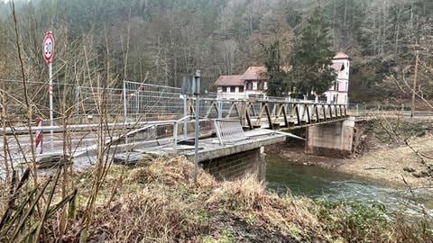 Die Flut hat auch die Brücke über die Kyll weggerissen. Inzwischen gibt es eine Behelfsbrücke. Eine neue, feste Brücke soll ab dem Frühjahr 2022 entstehen.  (Foto: Erhard Hirschberg)