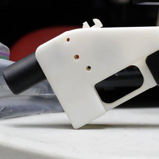 Eine Kunststoff-Pistole aus einem 3D-Drucker. Ein Mann aus Wittlich hat ebenfalls ähnliche Waffen selbst hergestellt und eine Waffe aus den gedruckten Teilen zusammengebaut. (Foto: dpa Bildfunk, Eric Gay)