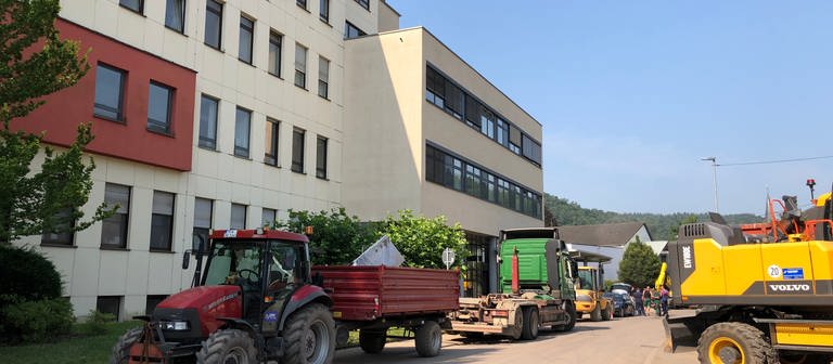Mit Traktoren und Baggern wird das zerstörte Inventar aus dem Keller des Krankenhauses in Trier-Ehrang abtransportiert (Foto: SWR, Lara Bousch)
