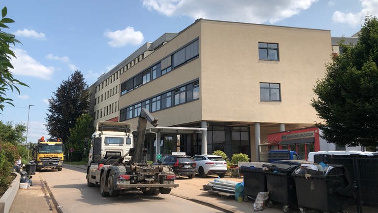 Im August hieß es von der Geschäftsleitung, die Aufräum-Arbeiten in Trier-Ehrang am Krankenhaus kämen gut voran (Foto: SWR, Lara Bousch)