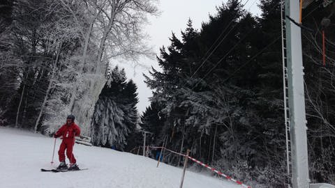 Ein Skifahrer vor dem Skilift in der Wolfsschlucht (Foto: SWR)