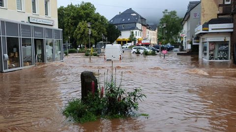 Die Kyll ist in Gerolstein am 15. Juli enorm über die Ufer getreten und hat Zufahrtsstraßen überschwemmt. (Foto: SWR, Anna-Carina Blessmann)