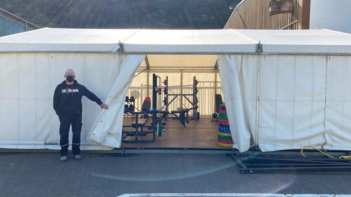 In einem Zelt im Hof des Vereinshauses von Akitafit kann jetzt trainiert werden. (Foto: SWR, Anna-Carina Blessmann)