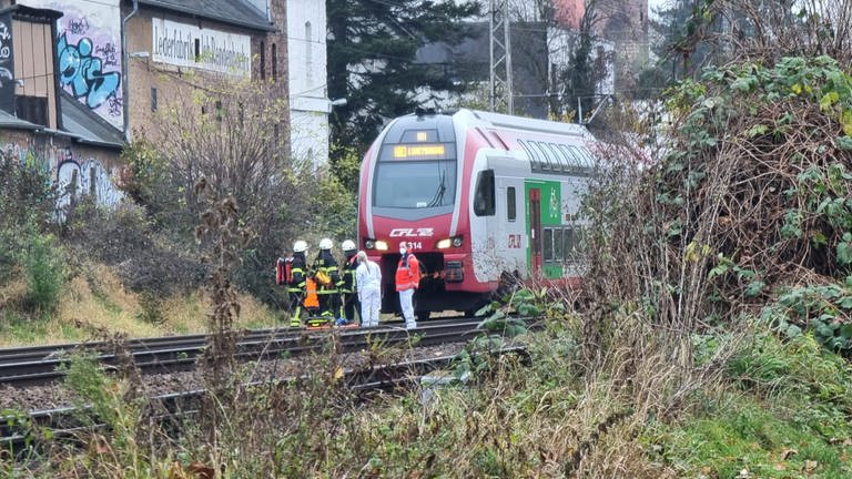 Ein Mann ist am Donnerstagnachmittag auf der Bahnstrecke zwischen Trier und Trier-Süd von einem Zug erfasst und getötet worden. Wie (Foto: Steil TV )