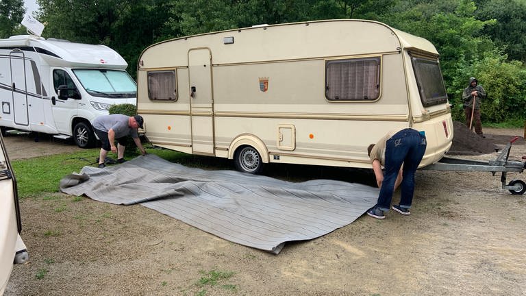 Auf dem Campingplatz in Oberweis in der Eifel müssen die Vorzelte schnell abgebaut werden wegen des Hochwassers. (Foto: SWR, Andrea Meisberger)