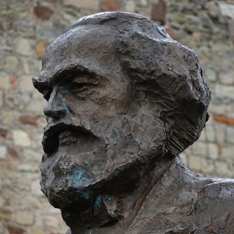 Grünspan hat sich auf Teilen der Karl-Marx-Statue gebildet, die in Trier steht. (Foto: dpa Bildfunk, picture alliance/Harald Tittel/dpa)