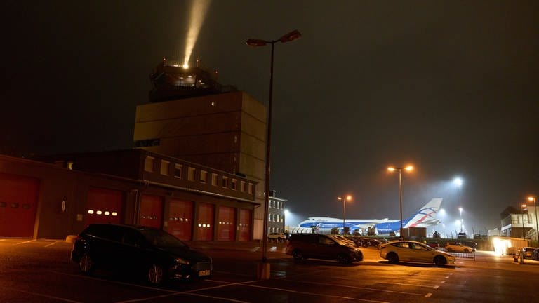 Eine Frachtmaschine vom TY Boeing 747 der Airline Cargologicair UK steht auf dem Vorfeld des Flughafens Hahn.  (Foto: dpa Bildfunk, Thomas Frey)