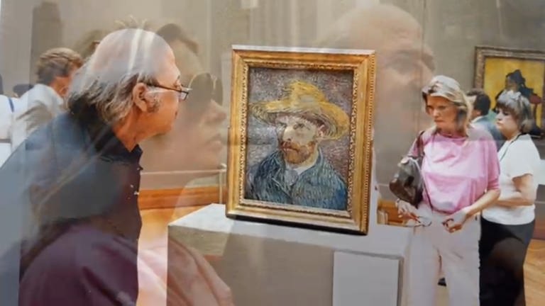 Jakob Schwarzkopf betrachtet ein Werk von Van Gogh (Foto: Roland Fink)