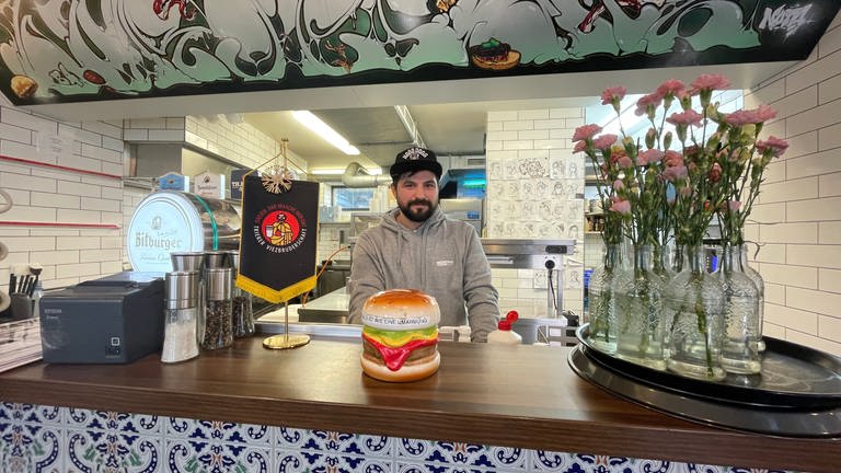Benedict Becker ist der sozusagen der Burgermeister im Trierer Restaurant Burgeramt.  (Foto: SWR)