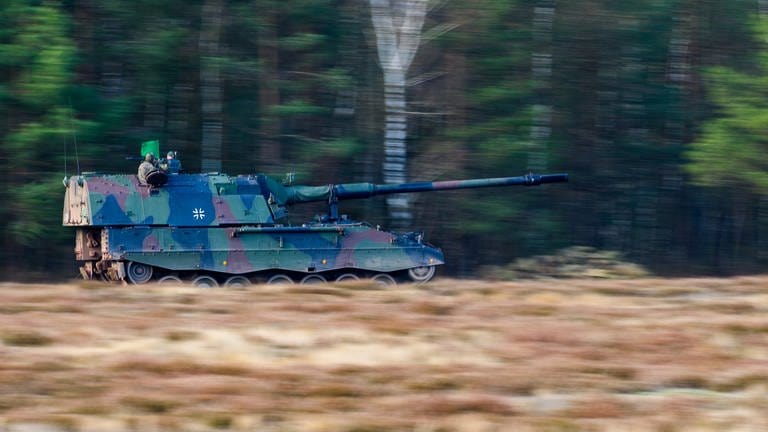 Eine Panzerhaubitze 2000 fährt während einer Übung der Bundeswehr (Foto: picture-alliance / Reportdienste, picture alliance/dpa/dpa-Zentralbild | Klaus-Dietmar Gabbert)