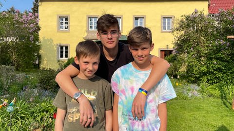 Der Sohn der Familie Groß aus Peffingen in der Eifel hat sich mit den neuen Mitbewohnern angefreundet.  (Foto: SWR)