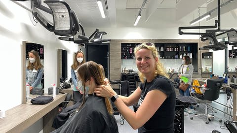 Nadine Knauff will ukrainischen Flüchtlingen helfen. Bei einer Aktion in Trier bietet sie und andere Friseure kostenloses Haareschneiden für Flüchtlinge an.  (Foto: SWR)