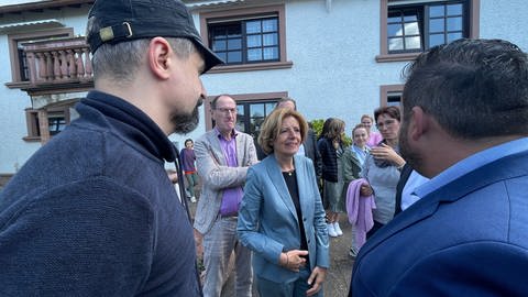 Auch Ministerpräsidentin Malu Dreyer hat bei einem Besuch das Engagement in Mandern gelobt.  (Foto: SWR)