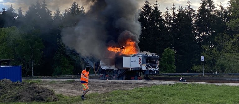 Beim Brand einer Baumaschine an der A1 bei Hermeskeil ist ein Millionenschaden entstanden. (Foto: PAST Schweich)