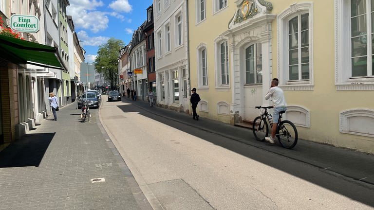 Die Brückenstraße in Trier ist so eng, dass Radfahrer oft gezwungen sind, auf dem Bürgersteig zu fahren. (Foto: SWR)