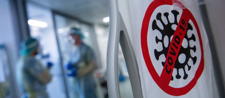 Ein Corona-Symbol auf der Intensivstation für Corona-Patienten in einem Krankenhaus weist auf den Covid-Bereich hin (Foto: dpa Bildfunk, Sebastian Gollnow)