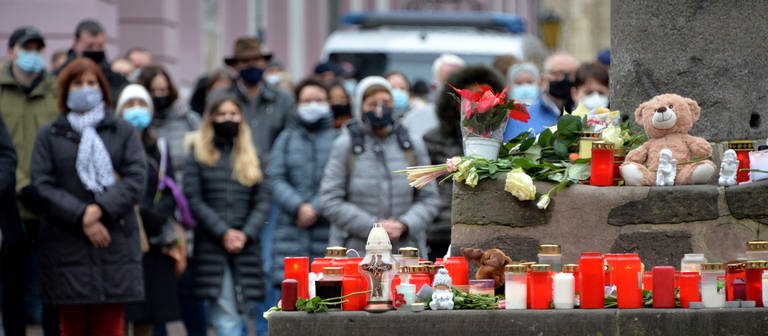 In Trier trauern die Menschen nach der Amokfahrt auf dem Hauptmarkt. (Foto: picture alliance/dpa | Harald Tittel)