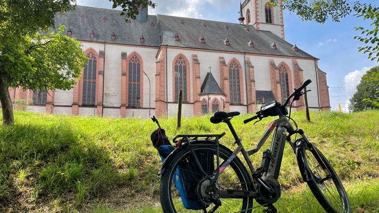Fahrrad vor Wallfahrtskirche Klausen auf Eifel-Pilger-Radweg (Foto: SWR, Angelika Witczak)