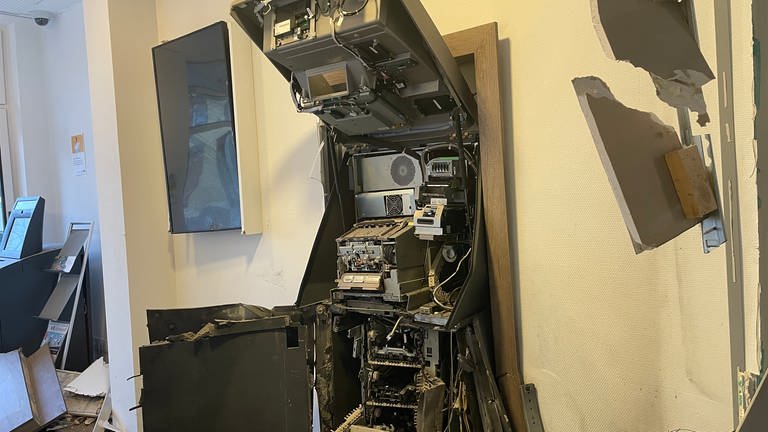 Der Bankautomat wurde durch die Sprengung vollständig zerstört. (Foto: SWR)