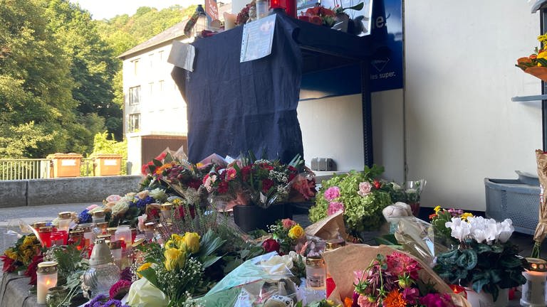 Vor der Tankstelle in Idar-Oberstein, in der ein Kassierer erschossen wurde, wurde ein kleiner Altar mit Blumen, Kerzen und Fotos aufgestellt (Foto: SWR)
