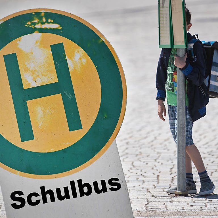 Bildmontage: Schild Schulbushaltestelle und Junge der an einer Haltestelle wartet
