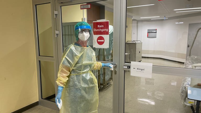 Eine Pflege-Assistentin betritt in Vollschutz-Kleidung die Covid-Station des Wittlicher Krankenhauses.  (Foto: SWR)