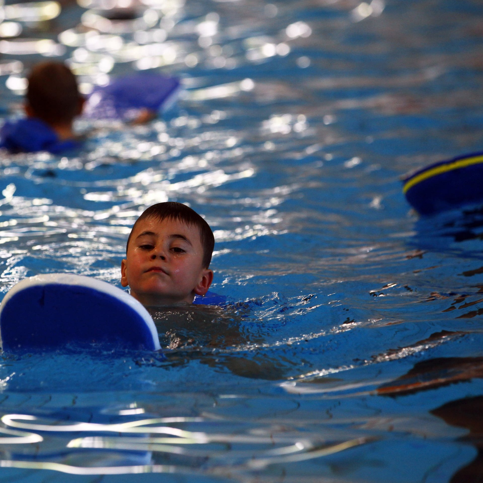 Kind schwimmt bei Schwimmkurs (Foto: dpa Bildfunk, picture alliance / dpa | Jens Büttner)