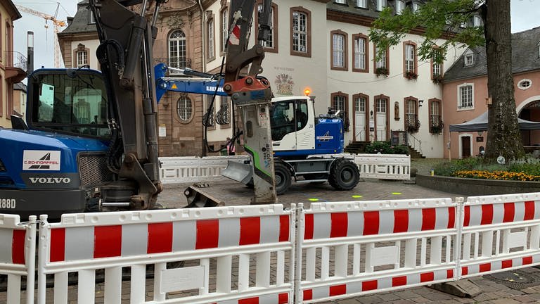 Tiefbauarbeiten für die neuen Poller am Domfreihof in Trier. (Foto: SWR,  Frank Scheuer)
