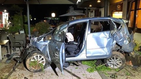 Bei einem Unfall nahe Schweich hat ein mit drei Personen besetzter Wagen die Terrasse eines Hotels durchbrochen und ist gegen die Hauswand geprallt. (Foto: Pressestelle, Polizeiinspektion Schweich)